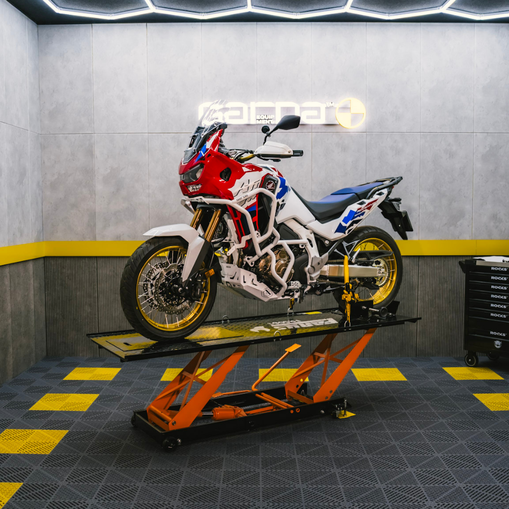 Ergonomia motocykla adventure: jak ustawić maszynę pod siebie