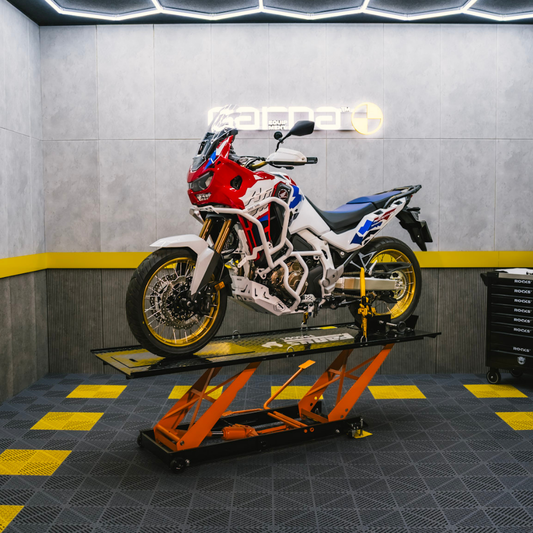 Ergonomia motocykla adventure: jak ustawić maszynę pod siebie